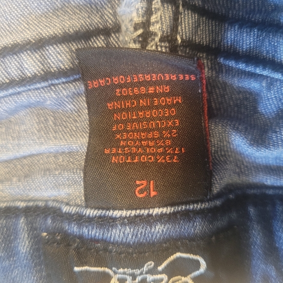 Earl blue jean shorts. Flower embroidery on the sides. Four pockets. Siz… - Picture 6 of 10